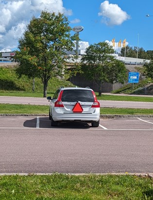 Auto mit Warndreieck in Schweden